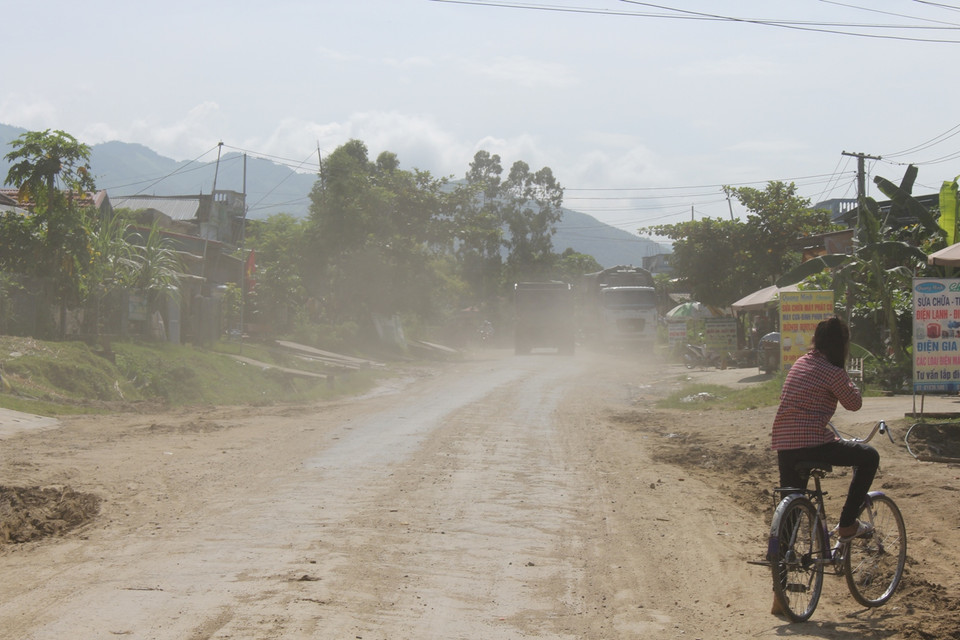 Mỗi khi xe chở cát đi qua cuốn theo bụi bay mù mịt gây nguy hiểm, khó khăn cho người tham gia giao thông. (Ảnh: Hùng Võ/Vietnam+)