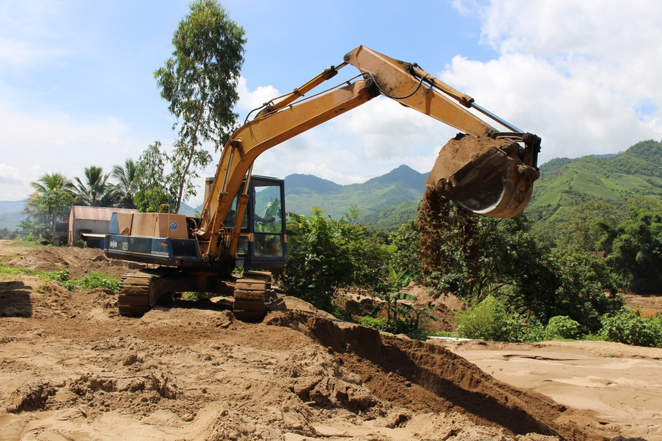 Cát sau khi được hút lên bãi sẽ được múc lên xe tải trọng lớn đưa đi tiêu thụ. (Ảnh: Hùng Võ/Vietnam+)