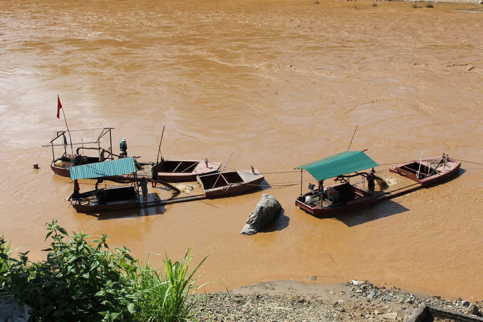Việc khai thác này diễn ra rầm rộ giữa ban ngày, với quy mô lớn, nhưng không hiểu vì lý do gì chính quyền vẫn mặc nhiên để cho hoạt động. (Ảnh: Hùng Võ/Vietnam+)