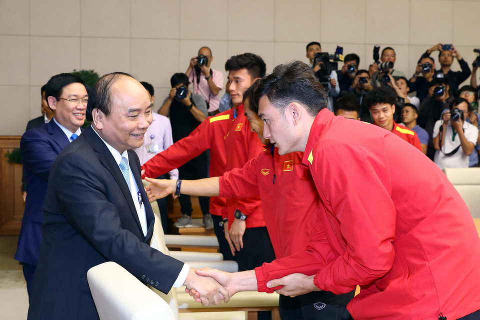 Thủ tướng Nguyễn Xuân Phúc và thủ môn Đặng Văn Lâm. (Ảnh: Thống Nhất/TTXVN)