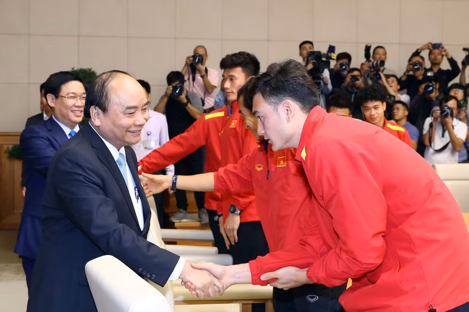 Thủ tướng Nguyễn Xuân Phúc và thủ môn Đặng Văn Lâm. (Ảnh: Thống Nhất/TTXVN)
