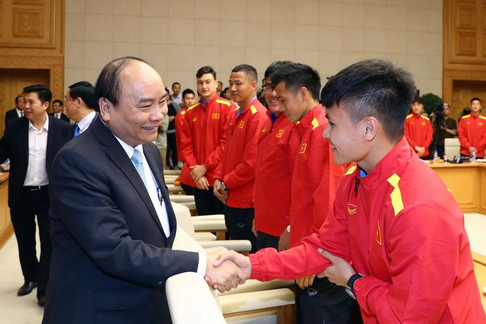 Thủ tướng Nguyễn Xuân Phúc bắt tay Nguyễn Quang Hải, người hùng của đội tuyển Việt Nam (Ảnh: Thống Nhất/TTXVN)