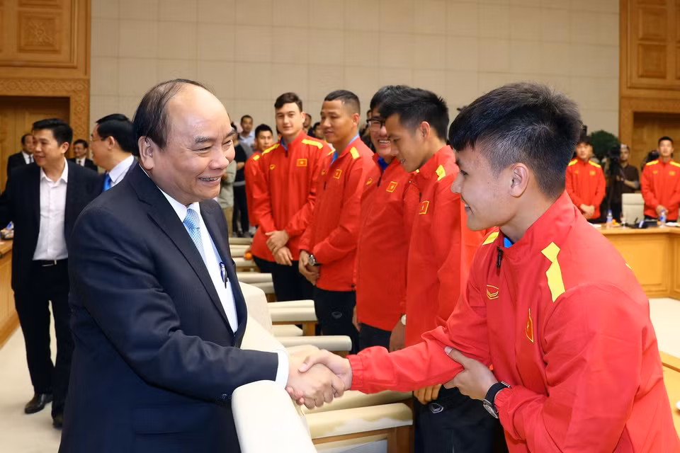 Thủ tướng Nguyễn Xuân Phúc bắt tay Nguyễn Quang Hải, người hùng của đội tuyển Việt Nam (Ảnh: Thống Nhất/TTXVN)