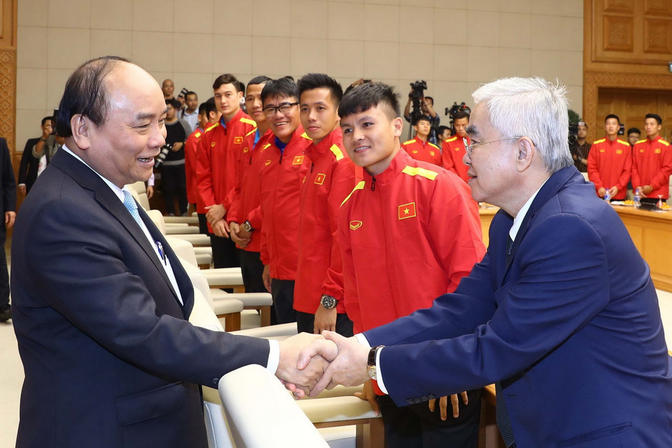 Thủ tướng Nguyễn Xuân Phúc bắt tay cựu Chủ tịch Liên đoàn bóng đá Việt Nam VFF Lê Hùng Dũng. (Ảnh: Thống Nhất/TTXVN)