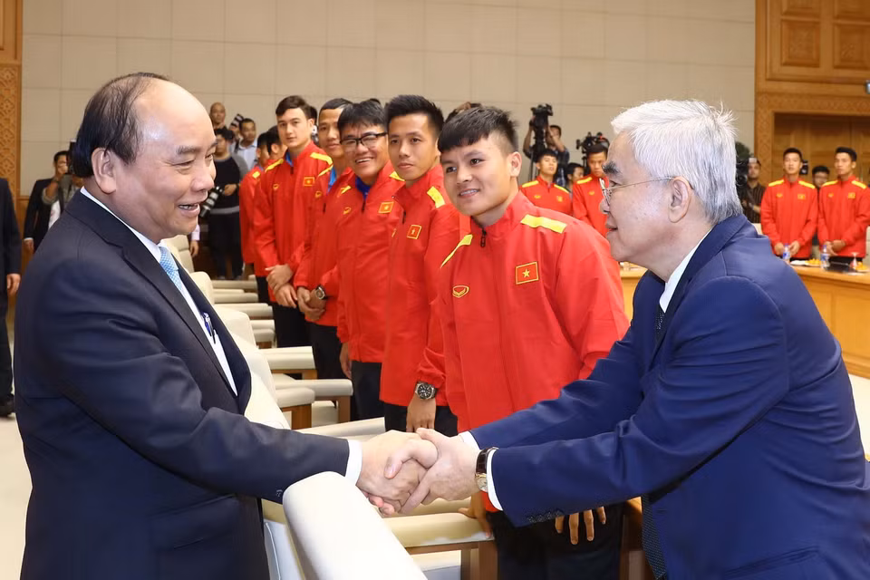 Thủ tướng Nguyễn Xuân Phúc bắt tay cựu Chủ tịch Liên đoàn bóng đá Việt Nam VFF Lê Hùng Dũng. (Ảnh: Thống Nhất/TTXVN)