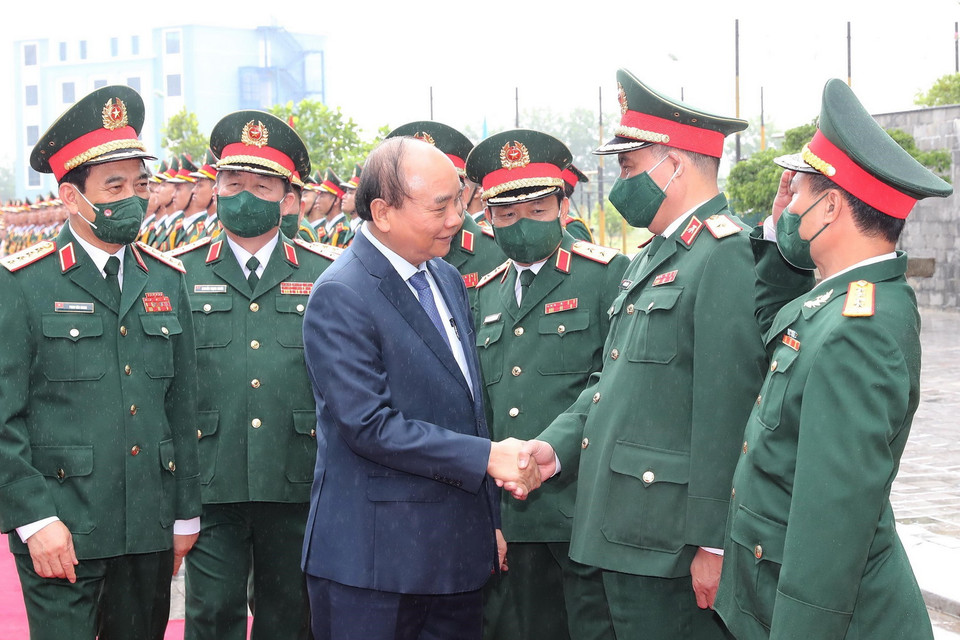  Chủ tịch nước Nguyễn Xuân Phúc với các đại biểu tham dự buổi lễ. (Ảnh: Trọng Đức/TTXVN)