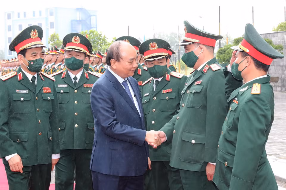  Chủ tịch nước Nguyễn Xuân Phúc với các đại biểu tham dự buổi lễ. (Ảnh: Trọng Đức/TTXVN)