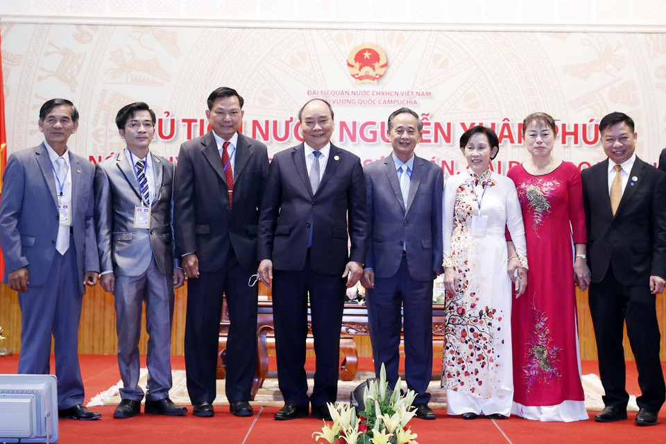 Sáng 22/12, Chủ tịch nước Nguyễn Xuân Phúc chụp ảnh cùng cộng đồng người Việt Nam tại Campuchia. (Ảnh: Thống Nhất/TTXVN)