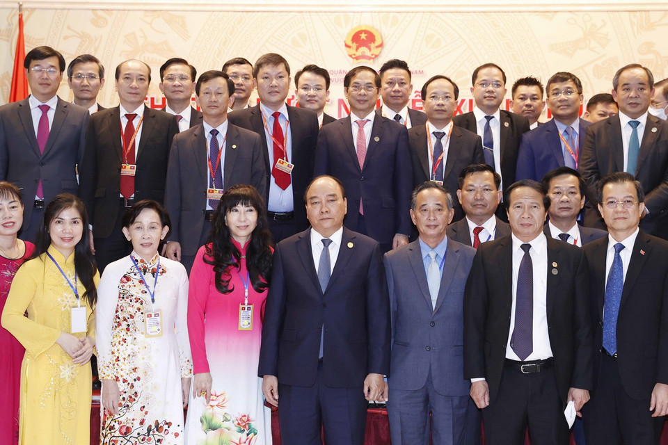 Chủ tịch nước Nguyễn Xuân Phúc với cộng đồng người Việt Nam tại Campuchia. (Ảnh: Thống Nhất/TTXVN)