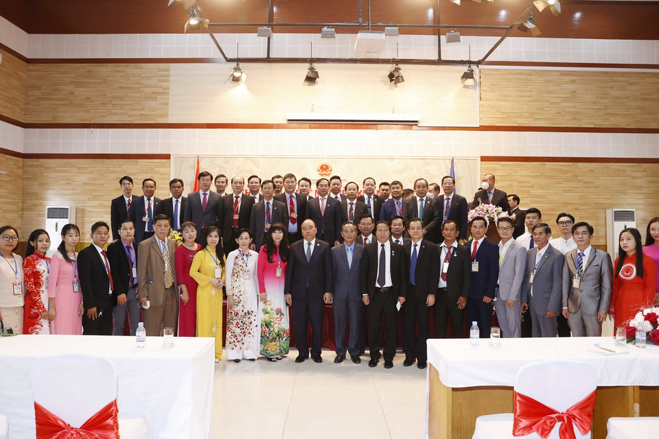 Chủ tịch nước Nguyễn Xuân Phúc với cộng đồng người Việt Nam tại Campuchia. (Ảnh: Thống Nhất/TTXVN)