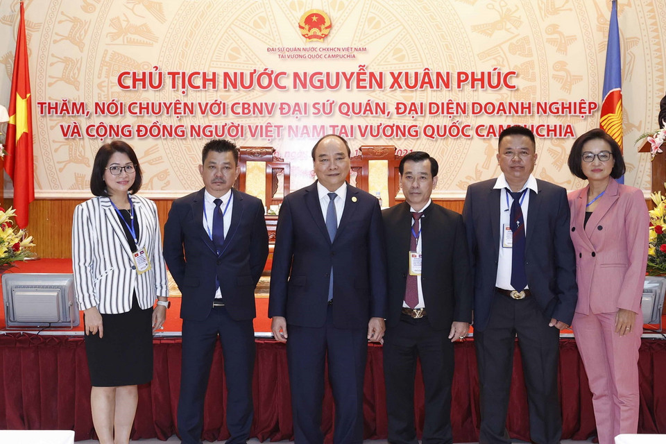 Chủ tịch nước Nguyễn Xuân Phúc với cộng đồng người Việt Nam tại Campuchia. (Ảnh: Thống Nhất/TTXVN)