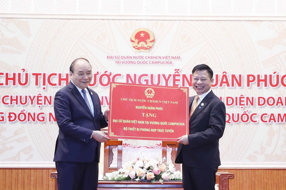 Chủ tịch nước Nguyễn Xuân Phúc trao tặng bộ thiết bị họp trực tuyến cho Đại sứ quán Việt Nam tại Campuchia. (Ảnh: Thống Nhất/TTXVN)
