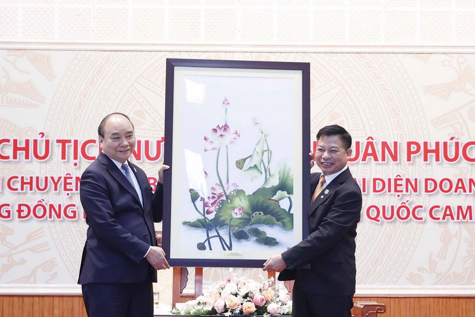 Chủ tịch nước Nguyễn Xuân Phúc trao tặng phẩm cho Đại sứ quán Việt Nam tại Campuchia. (Ảnh: Thống Nhất/TTXVN)