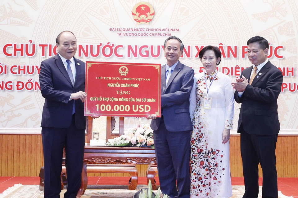 Chủ tịch nước Nguyễn Xuân Phúc trao tặng 100.000 USD cho Quỹ hỗ trợ cộng đồng của Đại sứ quán Việt Nam tại Campuchia. (Ảnh: Thống Nhất/TTXVN)
