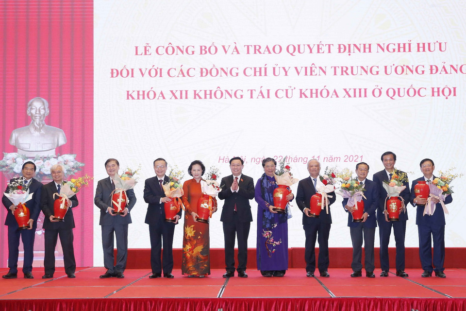 Chủ tịch Quốc hội Vương Đình Huệ tặng quà của Ủy ban Thường vụ Quốc hội cho các đại biểu. (Ảnh: Doãn Tấn/TTXVN)