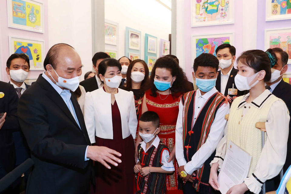 Chủ tịch nước Nguyễn Xuân Phúc thăm triển lãm “Vì một Việt Nam tất thắng" tại Bảo tàng Mỹ Thuật Việt Nam. (Ảnh: Thống Nhất/TTXVN)