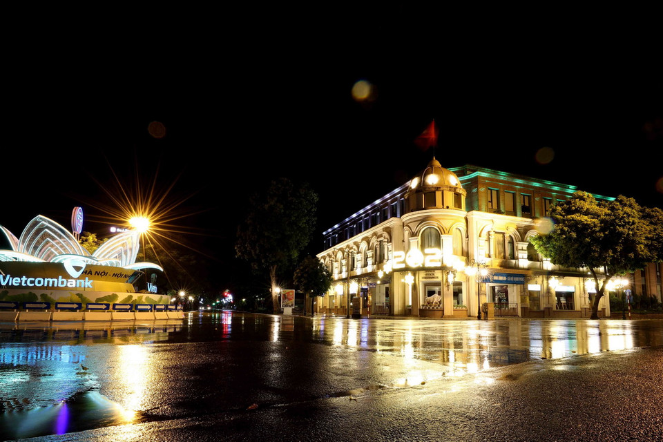  Một góc Quảng trường Cách mạng tháng Tám lung linh trong đêm. (Ảnh: Nhật Anh/TTXVN)