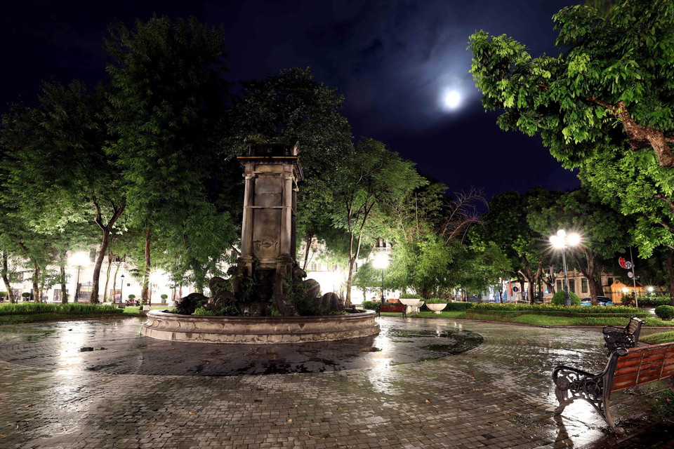  Vườn hoa Diên Hồng vắng lặng trong đêm Thu. (Ảnh: Nhật Anh/TTXVN)