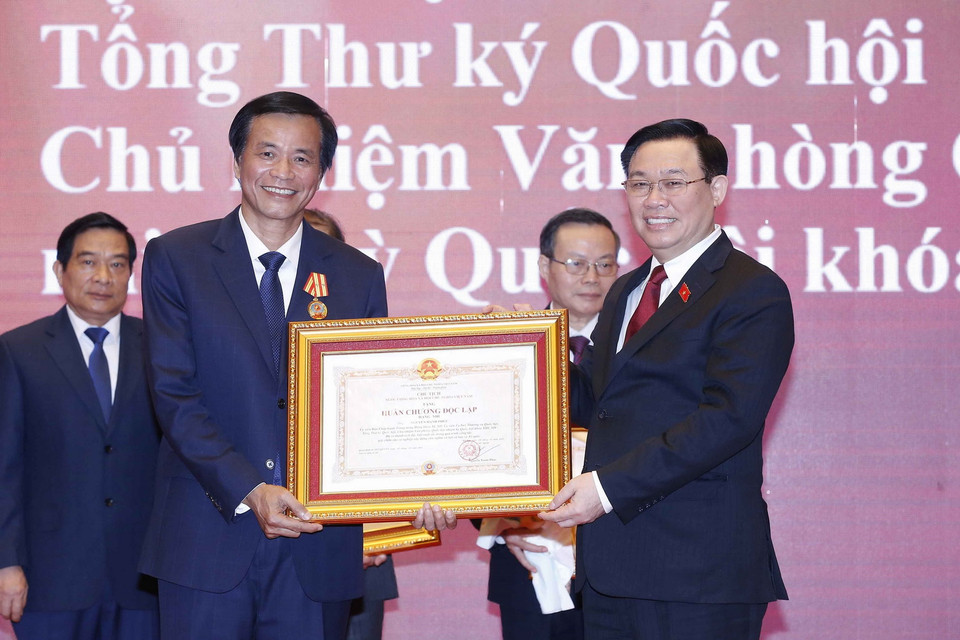 Chủ tịch Quốc hội Vương Đình Huệ trao Huân chương Độc lập cho Nguyên Tổng thư ký Quốc hội Nguyễn Hạnh Phúc. (Ảnh: Doãn Tấn/TTXVN)