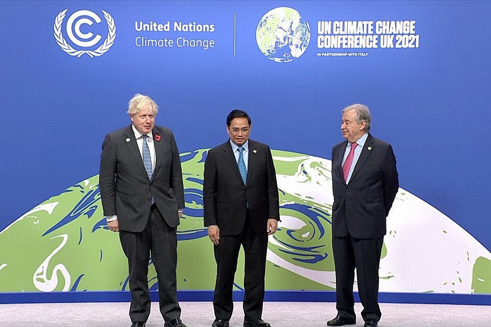  Thủ tướng Anh Boris Johnson và Tổng Thư ký Liên hợp quốc Antonio Guterres đón Thủ tướng Phạm Minh Chính đến dự Hội nghị COP26. (Ảnh: TTXVN)