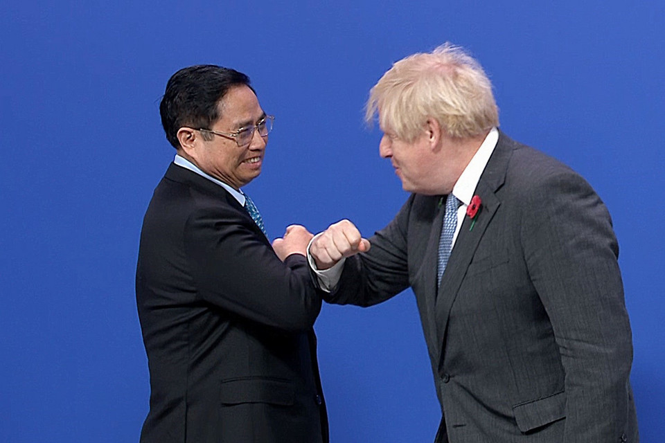  Thủ tướng Anh Boris Johnson đón Thủ tướng Phạm Minh Chính đến dự Hội nghị. (Ảnh: Dương Giang/TTXVN)
