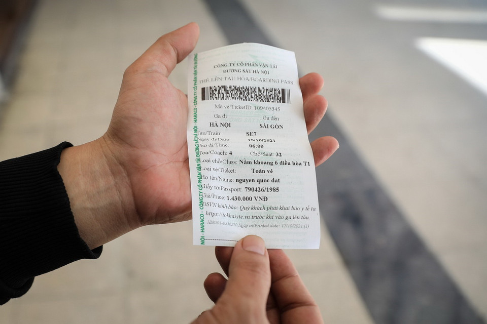  Những chiếc vé đầu tiên đi Hà Nội-Sài Gòn được bán với giá 1.430.000 đồng. (Ảnh: Thành Đạt/TTXVN)