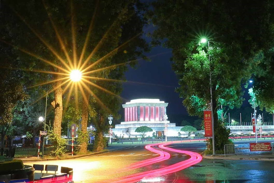  Lăng Chủ tịch Hồ Chí Minh trong đêm Thu tháng Tám. (Ảnh: Thanh Tùng/TTXVN)