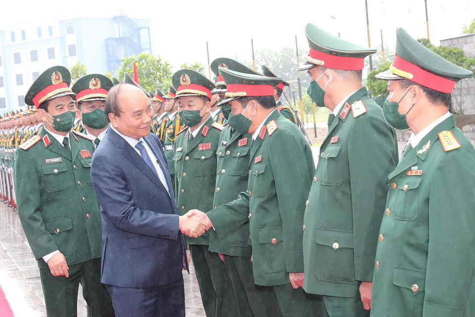 Các đại biểu chào đón Chủ tịch nước Nguyễn Xuân Phúc đến dự buổi lễ. (Ảnh: Trọng Đức/TTXVN)