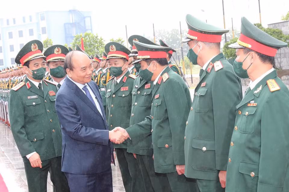 Các đại biểu chào đón Chủ tịch nước Nguyễn Xuân Phúc đến dự buổi lễ. (Ảnh: Trọng Đức/TTXVN)