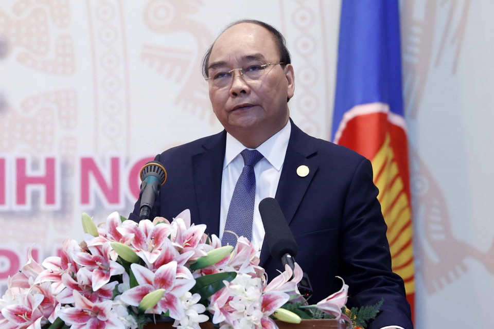 Chủ tịch nước Nguyễn Xuân Phúc phát biểu với cán bộ, nhân viên Đại sứ quán, đại diện doanh nghiệp và cộng đồng người Việt Nam tại Campuchia. (Ảnh: Thống Nhất/TTXVN)