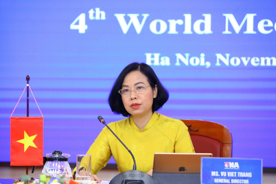 Tổng giám đốc TTXVN Vũ Việt Trang phát biểu với chủ đề "Trên tinh thần khoa học và hợp tác: Phản ứng của truyền thông trong các sự kiện khẩn cấp về sức khỏe cộng đồng" tại điểm cầu Hà Nội. (Ảnh: Văn Điệp/TTXVN)