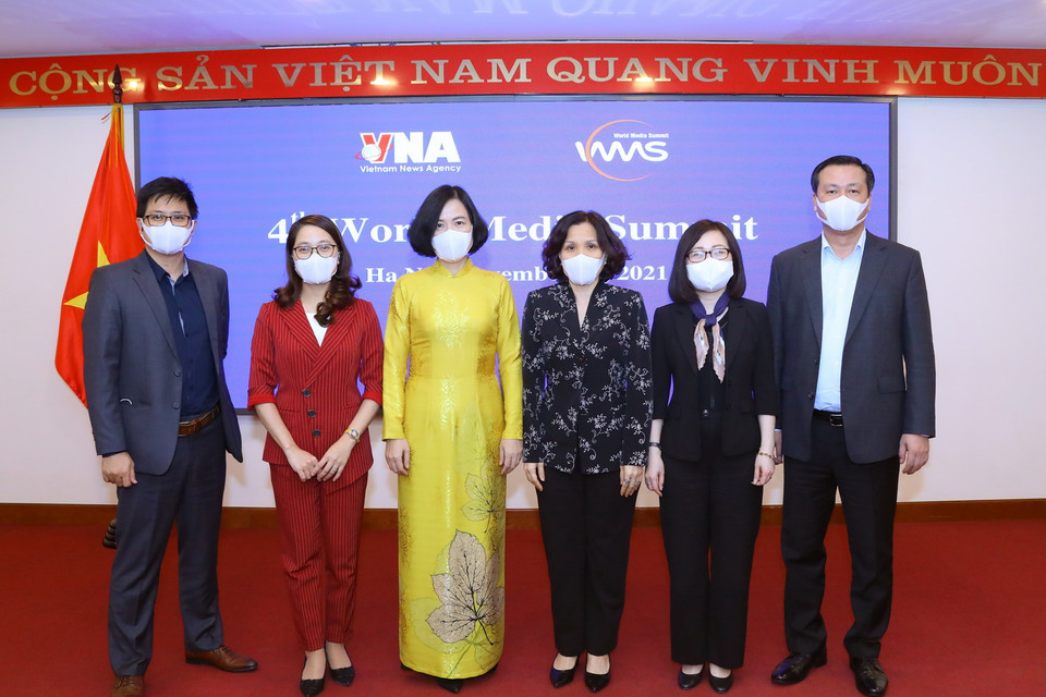 Tổng giám đốc Vũ Việt Trang và các đại biểu TTXVN dự Hội nghị Cấp cao Truyền thông Thế giới (WMS) lần thứ 4 tại điểm cầu Hà Nội. (Ảnh: Văn Điệp/TTXVN)