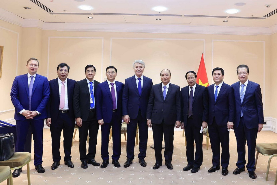 Chủ tịch nước Nguyễn Xuân Phúc và Chủ tịch Tập đoàn Novatek Leonid Mikhelson cùng các đại biểu tham dự buổi tiếp. (Ảnh: Thống Nhất/TTXVN)