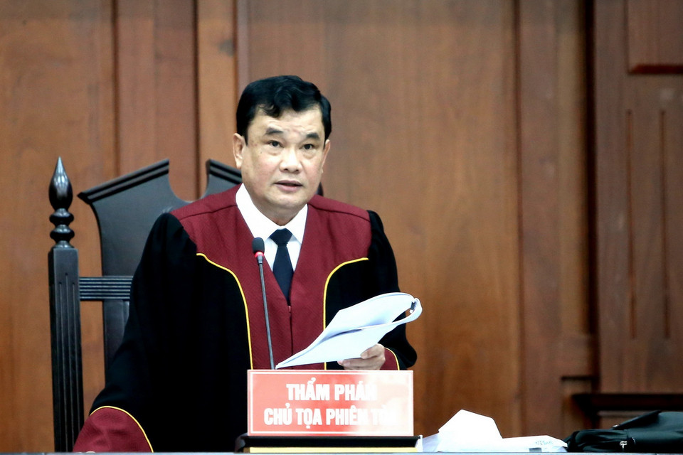  Chủ tọa phiên tòa phúc thẩm tuyên đọc bản án ngày 2/12. (Ảnh: Thành Chung/TTXVN)