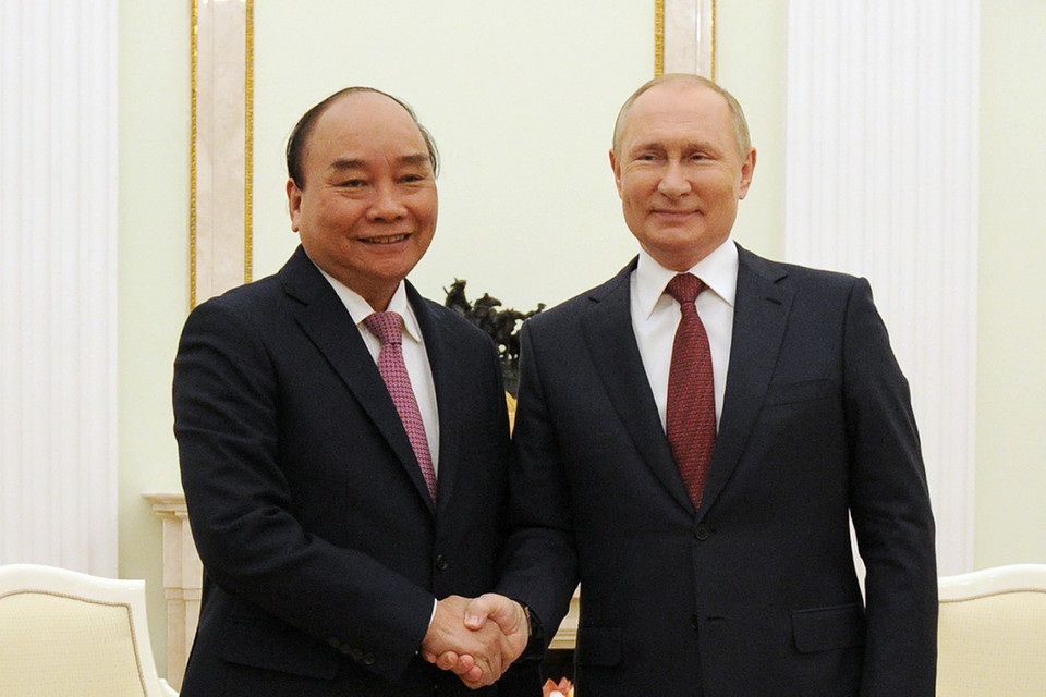 Tổng thống Nga Vladimir Putin đón Chủ tịch nước Nguyễn Xuân Phúc. (Ảnh: TTXVN)