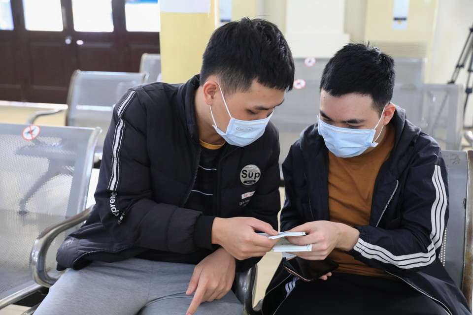  Hai bạn trẻ người miền Nam vui mừng khi mua được vé tàu trở về quê, sau khi nhiều tháng mắc kẹt tại Hà Nội. (Ảnh: Thành Đạt/TTXVN)