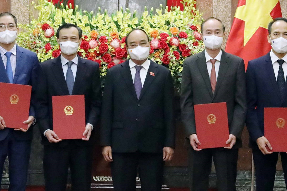 Chủ tịch nước Nguyễn Xuân Phúc trao Quyết định bổ nhiệm các đại sứ, trưởng cơ quan đại diện Việt Nam ở nước ngoài nhiệm kỳ 2021-2024. (Ảnh: Thống Nhất/TTXVN)