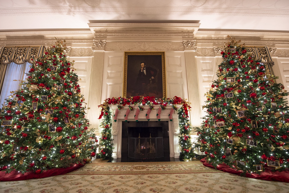 Hai cây thông to được trang trí tại Nhà Trắng tại Washington, DC, Mỹ. (Ảnh: AFP/TTXVN)