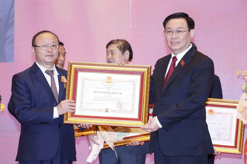 Chủ tịch Quốc hội Vương Đình Huệ trao Huân chương Độc lập đối với đại biểu Quốc hội chuyên trách ở Trung ương khóa XIV không tái cử khóa XV. (Ảnh: Doãn Tấn/TTXVN)