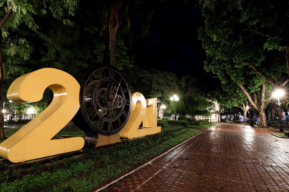  Biểu tượng năm 2021 trong khuôn viên vườn hoa Diên Hồng. (Ảnh: Nhật Anh/TTXVN)