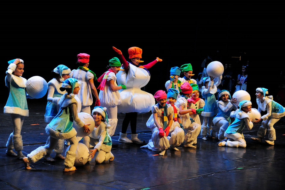 Các em nhỏ biểu diễn ca nhạc đón Giáng sinh và Năm mới tại Damascus, Syria, ngày 22/12/2021. (Ảnh: THX/TTXVN)