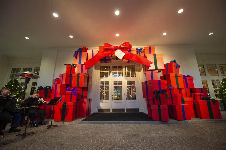 Nhà Trắng tại Washington, DC, Mỹ, trang hoàng rực rỡ đón Giáng sinh. (Ảnh: AFP/TTXVN)