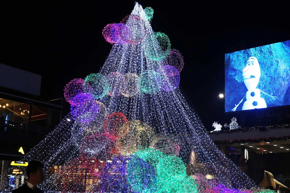 Trong ảnh: Đèn được xếp thành cây thông Noel khổng lồ tại một trung tâm thương mại ở Baghdad, Iraq, ngày 22/12/2021. (Ảnh: THX/TTXVN)