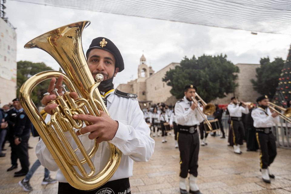 Trong ảnh: Người dân biểu diễn mừng Giáng sinh bên ngoài Nhà thờ Giáng sinh tại Bethlehem, Bờ Tây, ngày 24/12/2021. (Ảnh: THX/TTXVN)