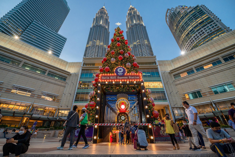 Người dân chụp ảnh bên cây thông Noel tại Kuala Lumpur, Malaysia, ngày 23/12/2021. (Ảnh: THX/TTXVN)