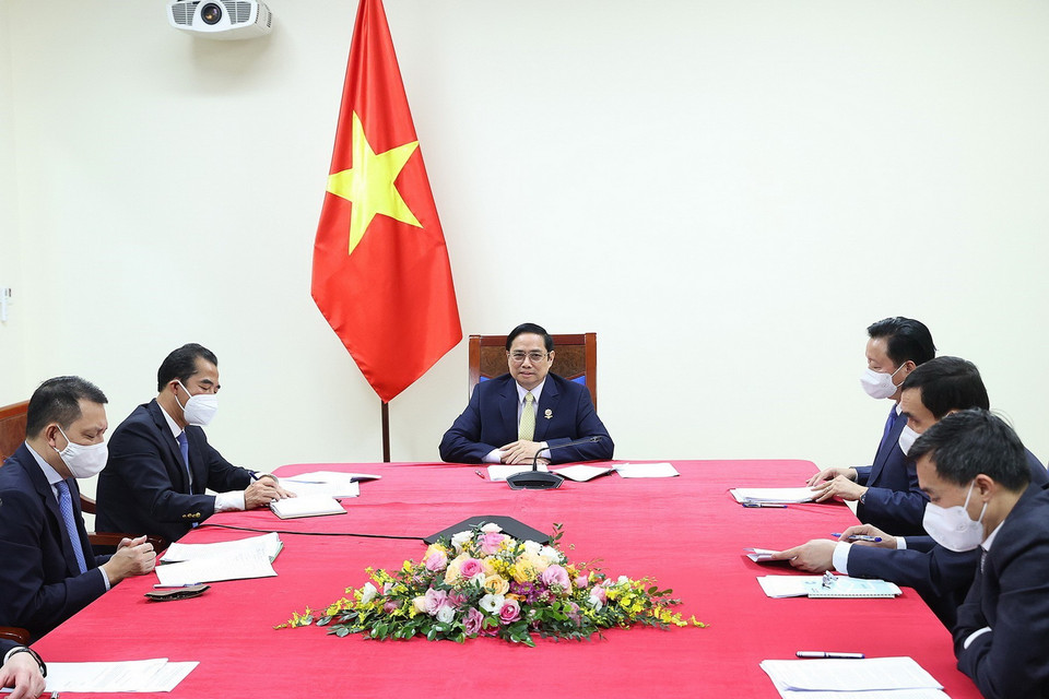  Thủ tướng Phạm Minh Chính và các thành viên tại đầu cầu Hà Nội. (Ảnh: Dương Giang/TTXVN)