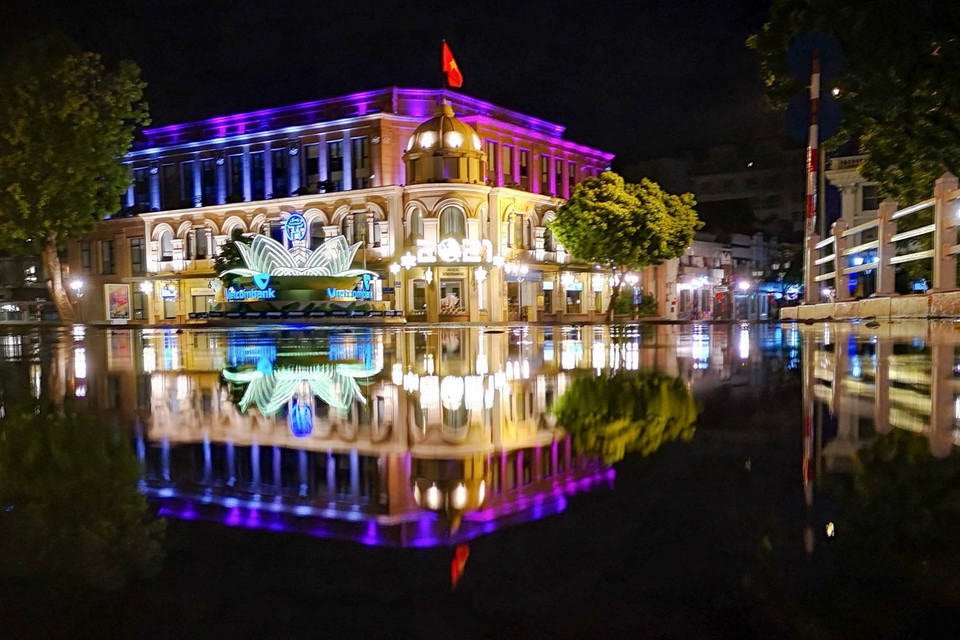  Sở Giao dịch chứng khoán Hà Nội lung linh trong đêm. (Ảnh: Thanh Tùng/TTXVN)