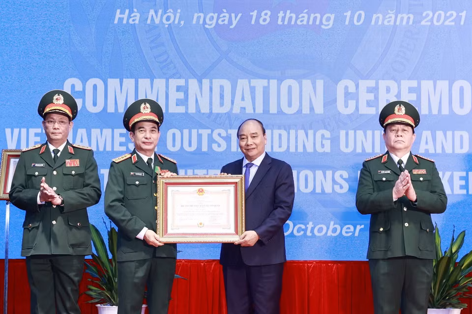  Chủ tịch nước Nguyễn Xuân Phúc trao Huân chương Bảo vệ Tổ quốc hạng Nhất, Nhì và Huân chương Lao động hạng Ba cho các cá nhân. (Ảnh: Thống Nhất/TTXVN)