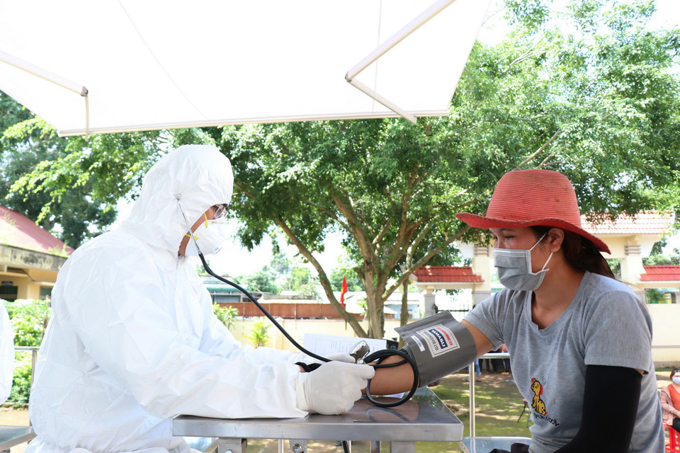  Người dân ở khu vực nguy cơ cao của buôn Tơng Ju, xã Ea Kao, thành phố Buôn Ma Thuột khám sàng lọc trước khi tiêm vaccine phòng COVID-19. (Ảnh: Tuấn Anh/TTXVN)