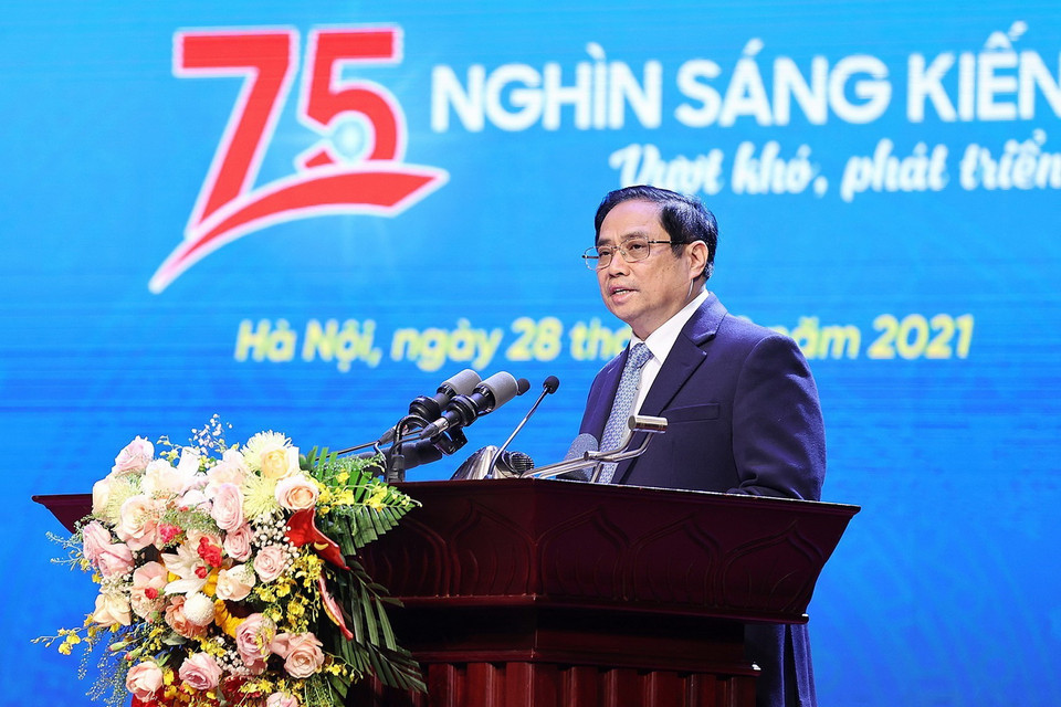  Thủ tướng Phạm Minh Chính tuyên dương các điển hình xuất sắc. (Ảnh: Dương Giang/TTXVN)